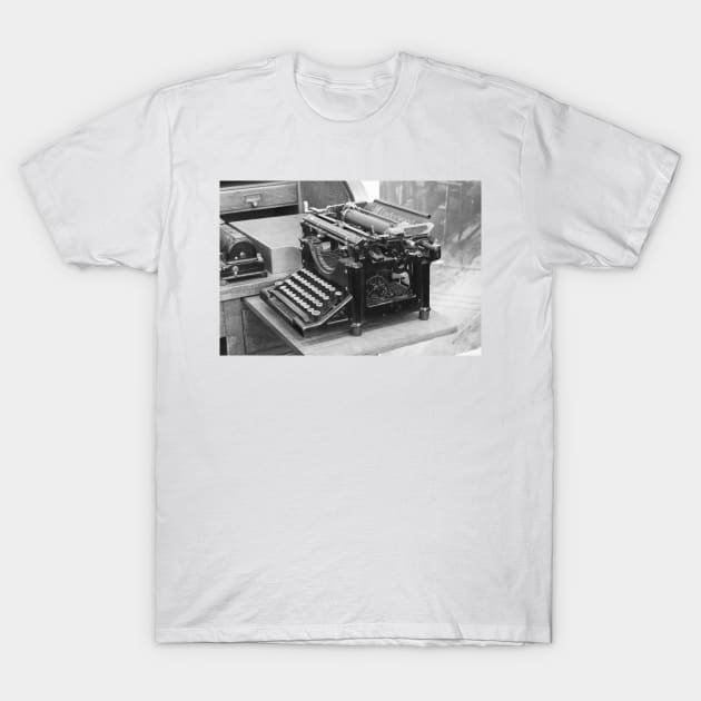 Underwood typewriter T-Shirt by thadz